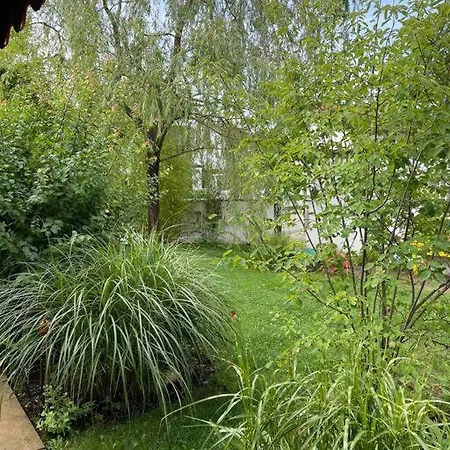 Haus Mit Grossem Garten Lägenhet
